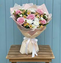 Букет цветов из:  Гвоздики, Орхидеи и Розы в Поныри