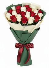 Букет Микс из красных и белых роз в Поныри