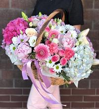 Композиция солнечный день в Поныри Цветочная композиция из Розы, Хризантемы, Пионы и Лизиантусы в корзине в Поныри