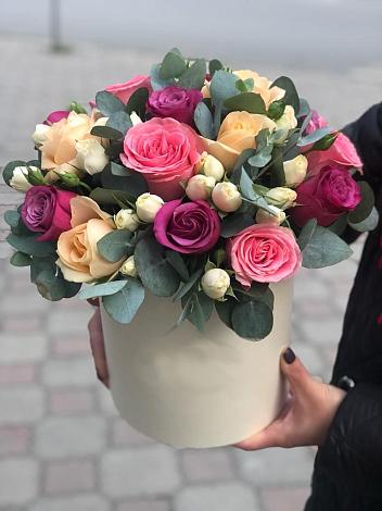 Цветочная композиция из Розы в шляпной коробке в Поныри