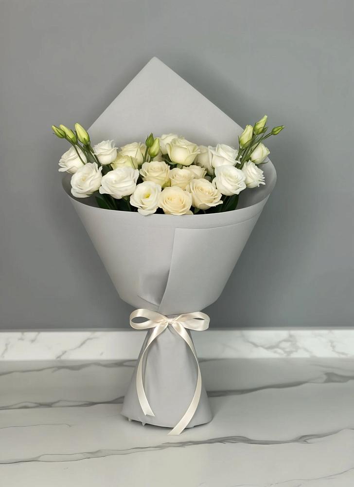 Букет цветов из: Розы и Лизиантусы в Поныри