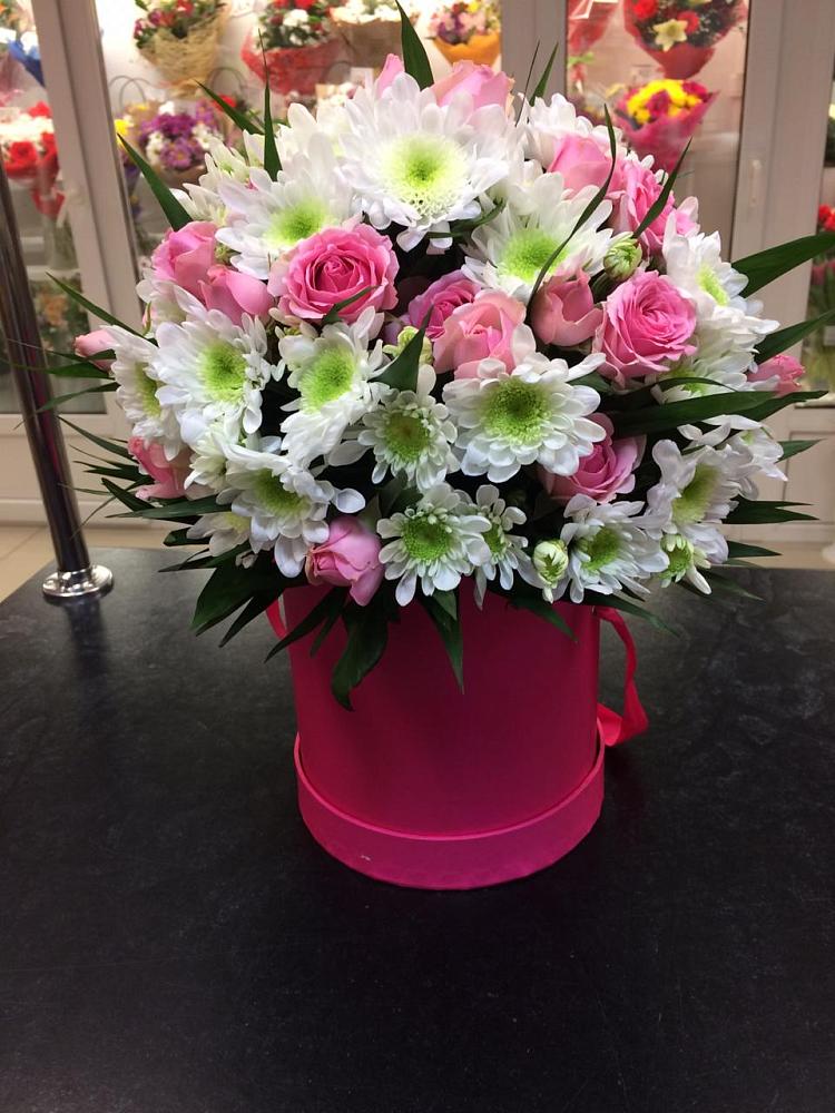 Цветочная композиция из Розы и Хризантемы в шляпной коробке в Поныри