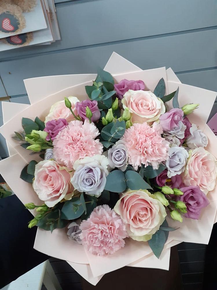 Букет цветов из: Розы, Гвоздики и Лизиантусы в Поныри