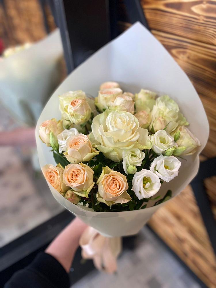 Букет цветов из: Розы и Лизиантусы в Поныри